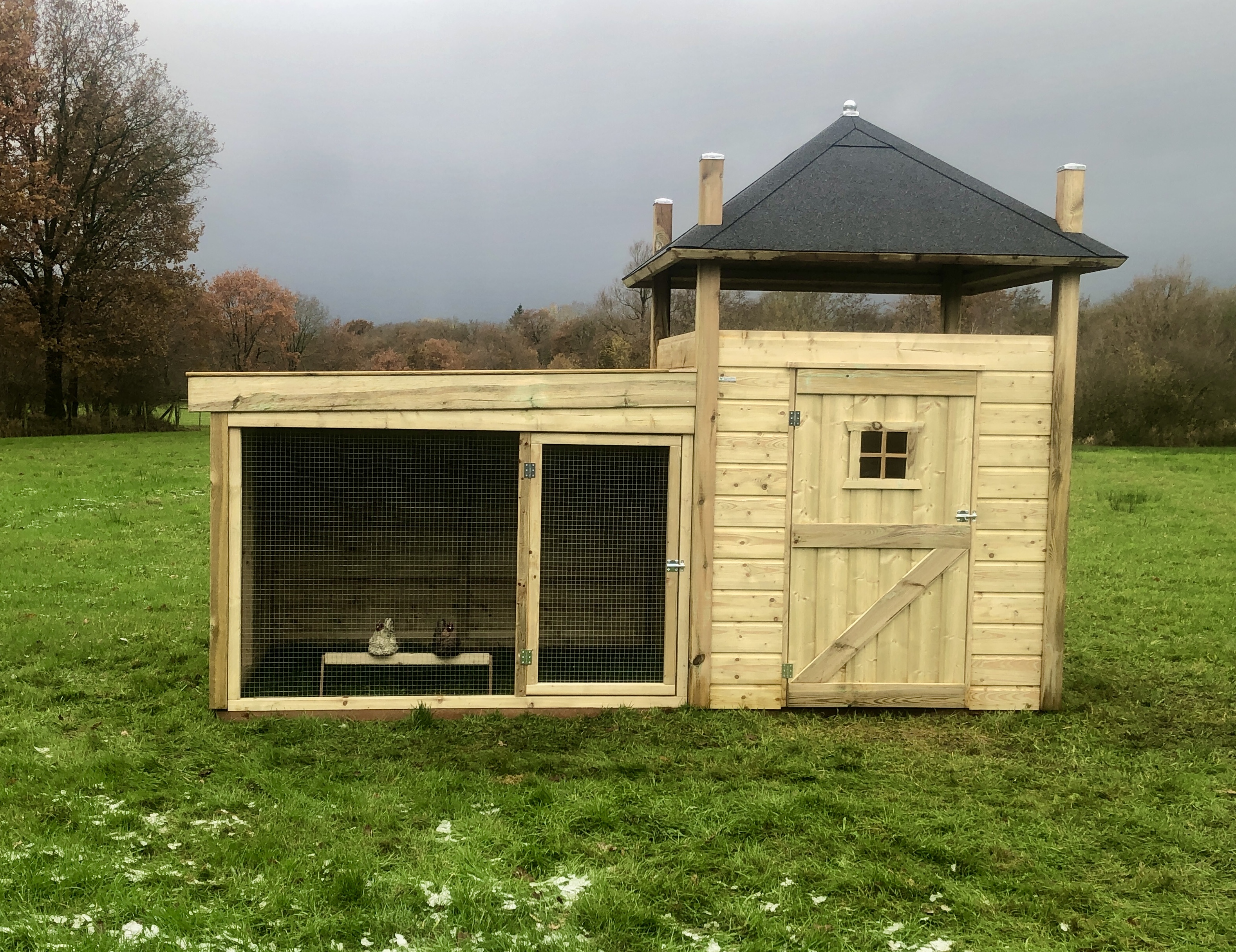 hooiberg kippenhok met overdekte ren.