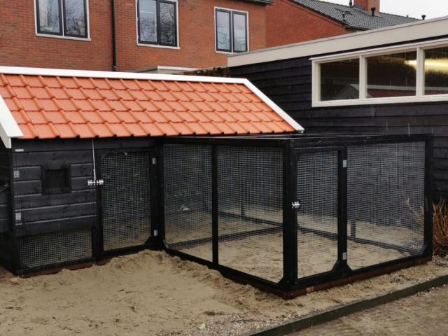 Dierenverblijven van der land Grote kippenhok met dakpannen en grote ren. Dierenverblijven van der land Grote kippenhok met dakpannen en grote ren.