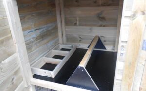 Los legnest binnenzijde, loopplank en zitstok