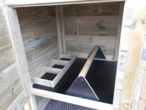 Los legnest binnenzijde, loopplank en zitstok