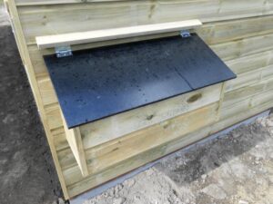 Legnest aan buitenzijde met scharnierende klep