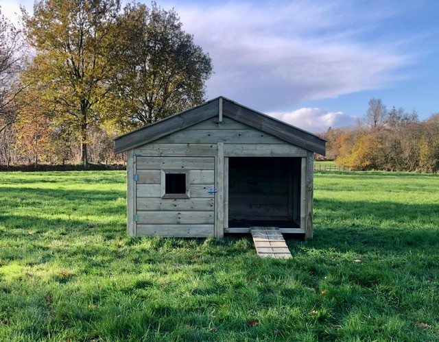 Eendenhok met plateau afmetingen circa 180x100x150 cm.