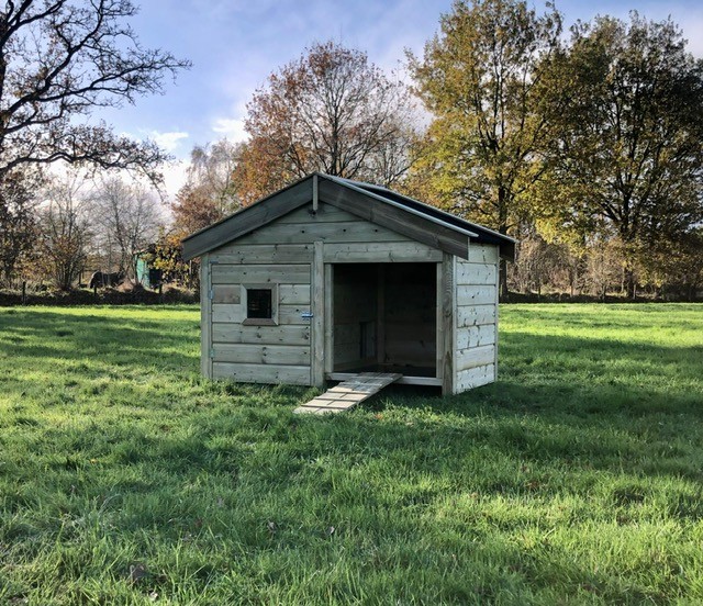 Eendenhok met bodem van watervast betonplex plaatmateriaal.