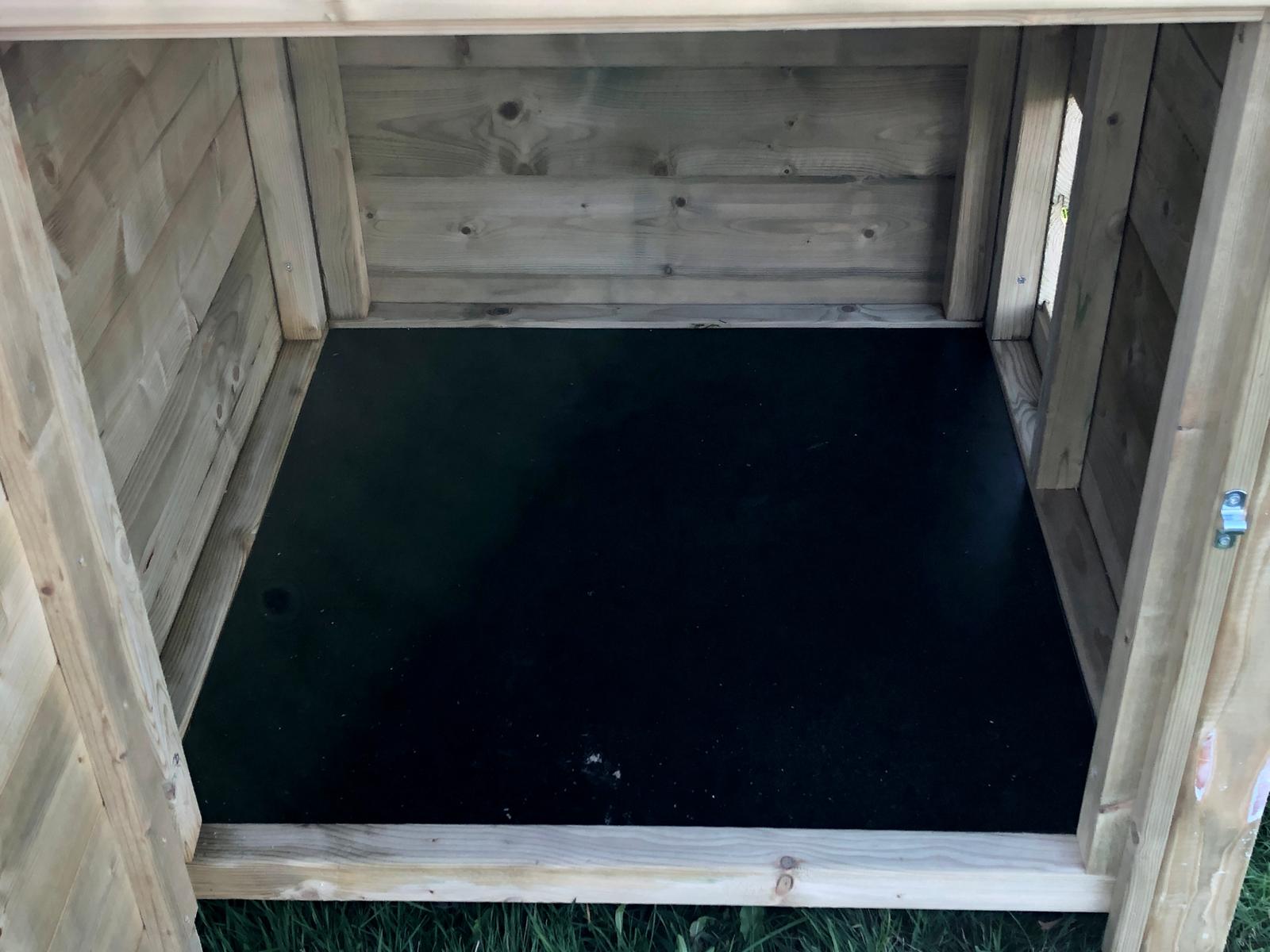 Binnenkant van de eendenhok wordt standaard voorzien van een watervast betonplex bodem.