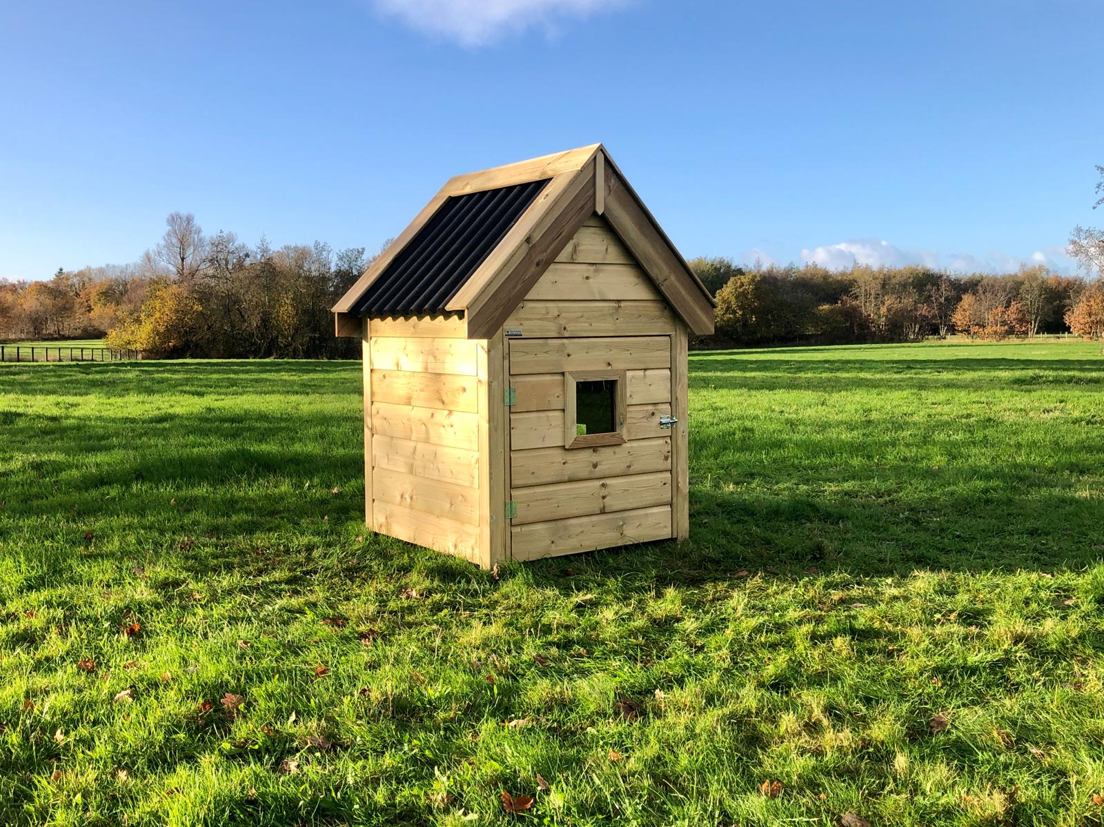 Groot eendenhok met ren.