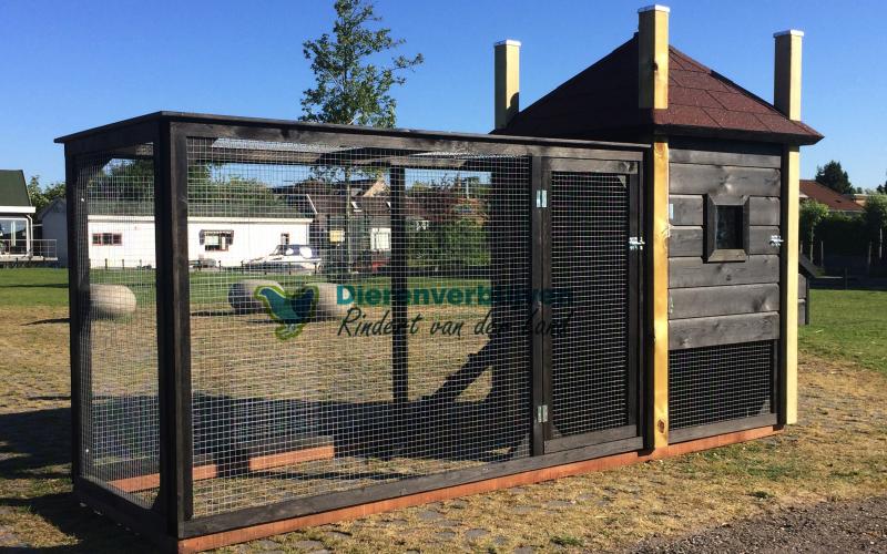 Hooiberg kippenhok met ren.