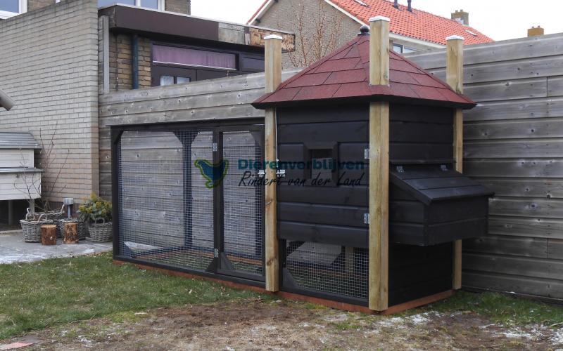 Hooiberg kippenhok met legnest aan buitenzijde.