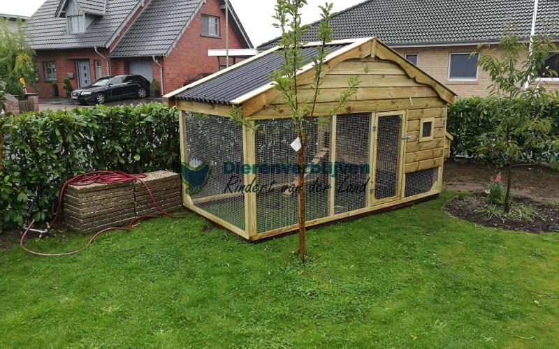 Groot kippenhok met sier boeiplank.