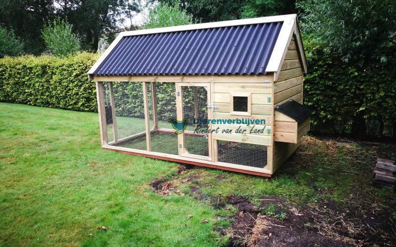 Luxe houten kippenhok groot formaat.