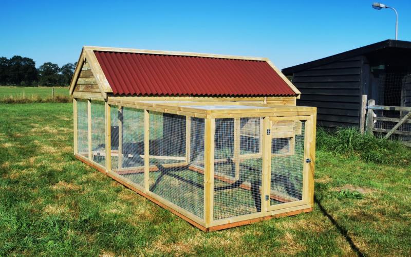 Groot kippenhok met extra ren. Afmetingen kippenhok circa 400 x 200 x 215 cm en ren circa 300 x 150 x 120 cm.