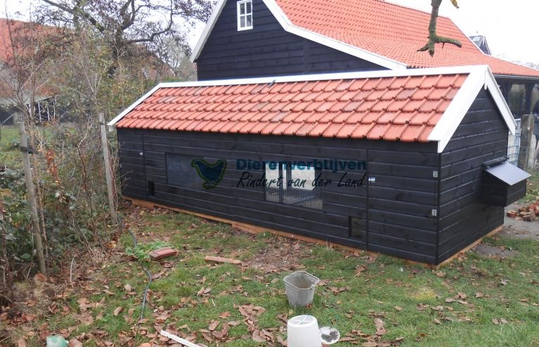 Kippenhok landelijk uitvoering zwart geïmpregneerd met witte boeiplank.