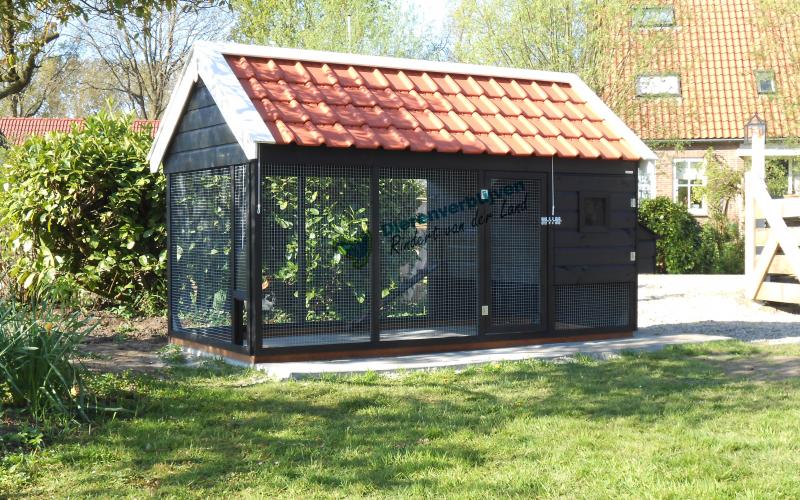 Landelijk lux houten kippenhok met dakpannen