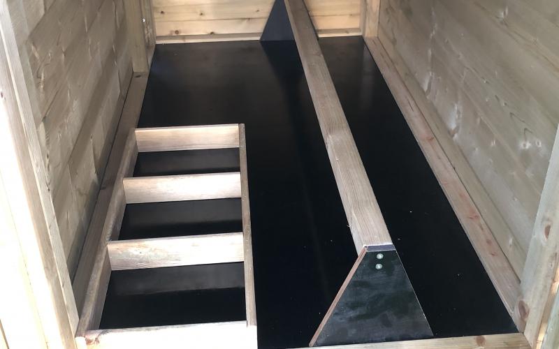 Kippenhok voorzien van legnest en zitstok.