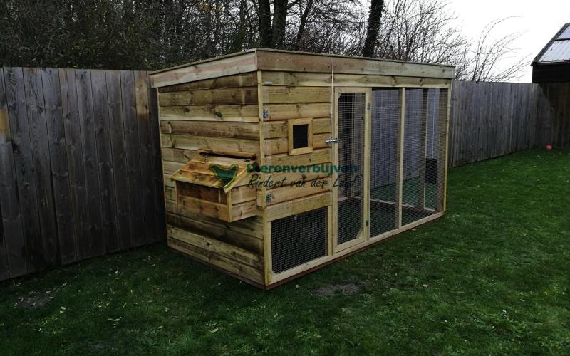 Kippenhok met ren hoog. Afmetingen circa 300 x 150 x 180 cm.