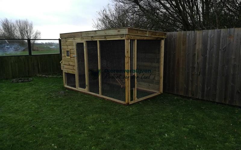 Dit kippenhok met ren hoog model heeft het dak schuin aflopend naar achteren.