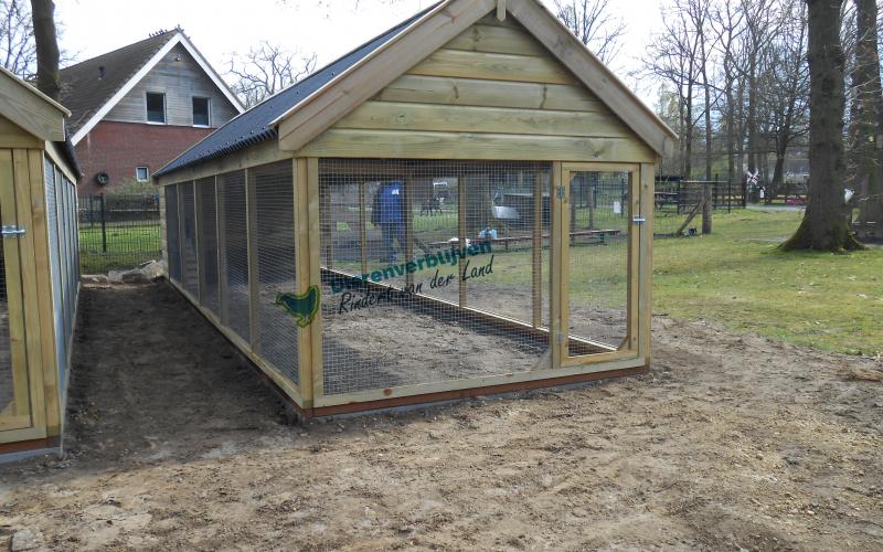 Kippenhok met ren heeft standaard de deur op voorkant naast deur van het nachthok.