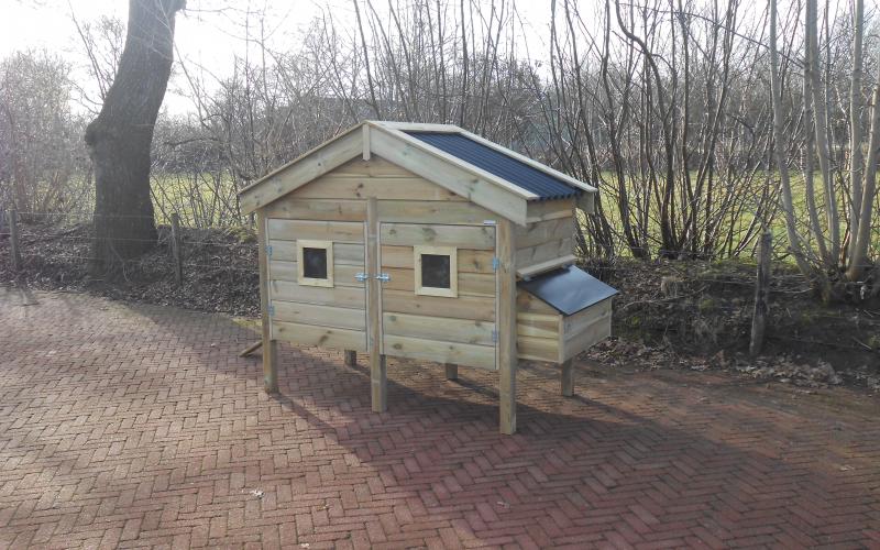 Kippenhok met nachthok en legnest aan buitenzijde.