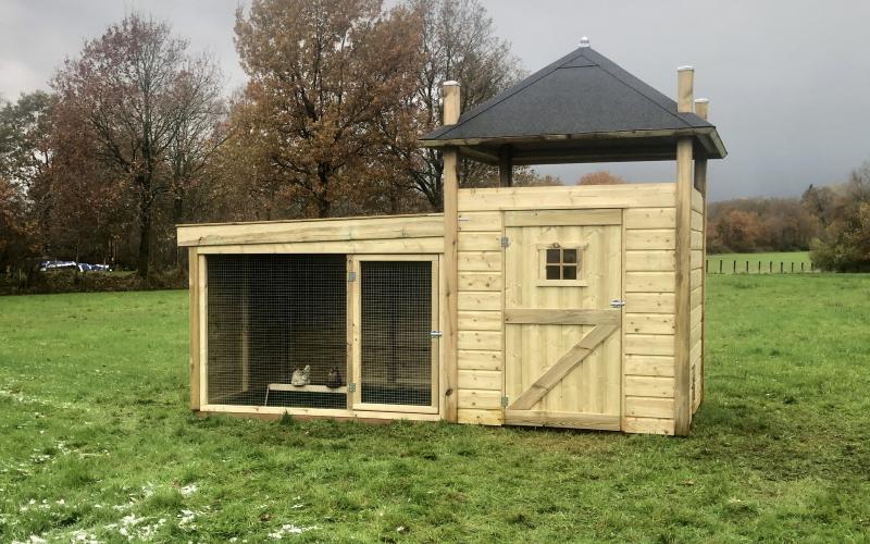 Grote hooiberg met ren voor konijnen.