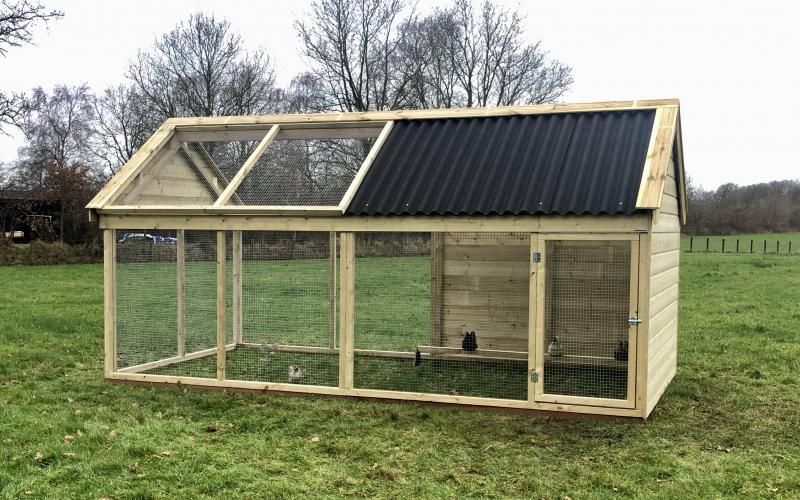 Grote konijnenren met punt dak.