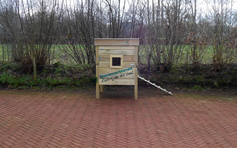 Nachthok op poten met loopplank.