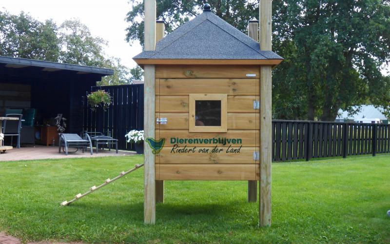 Hooiberg kippenhok op palen.