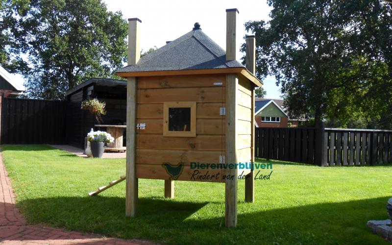 Hooiberg kippenhok met dak van bitumen dakleer.