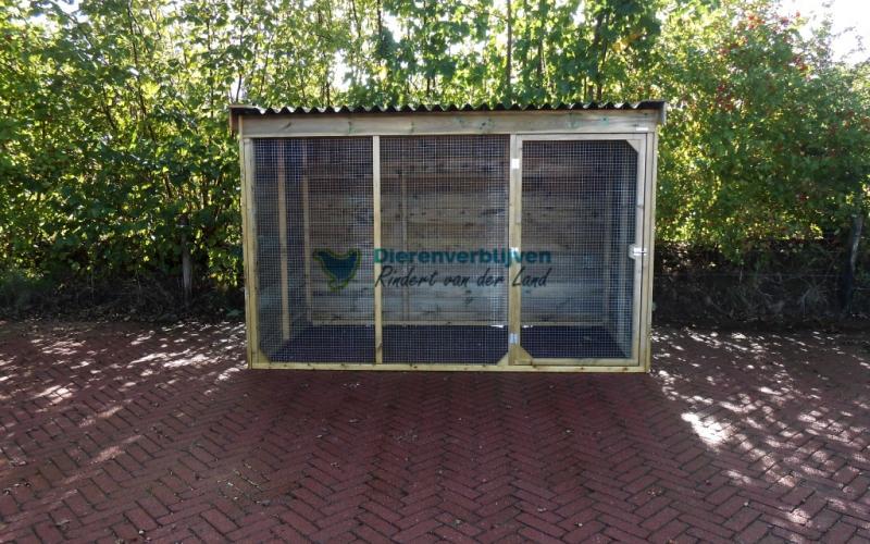 Kippenren overdekt met dak aflopend naar voren.