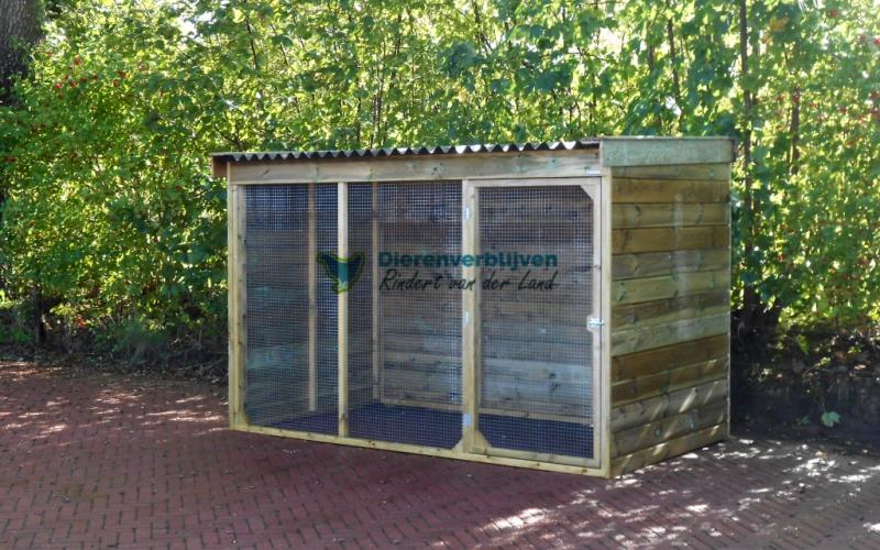 Kippenren geheel overdekt met dak schuin aflopend naar voren.