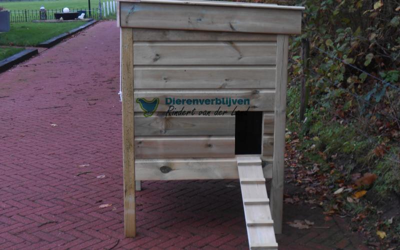 Nachthok kippen met loopplank.