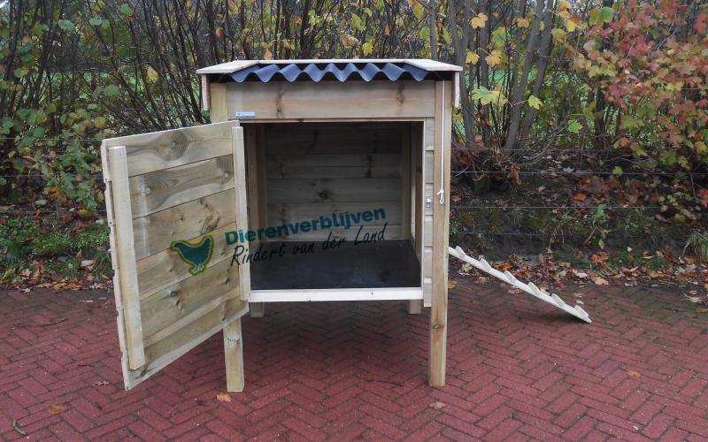 Nachthok kippen met ruime deur op voorzijde.