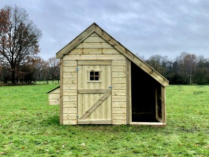 Geitenhok met boerendeur.