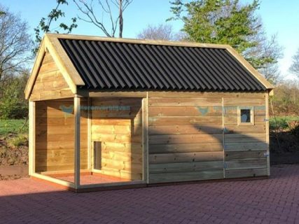 Robuuste geitenstal.