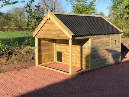 Geitenstal groot met overkapping