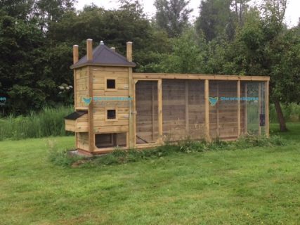 Hooiberg kippenhok met legnest aan buitenzijde.