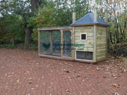 Hooiberg met overdekte ren voor kippen of konijnen.