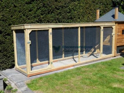 Hooiberg met overdekte ren type C zijkant links