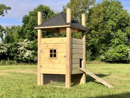 Hooiberg kippenhok met roede verdeling in raam.