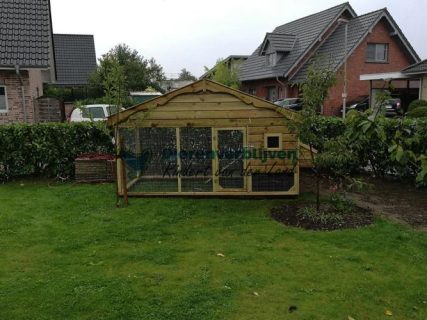 Grote houten kippenverblijf met ruime deuren.