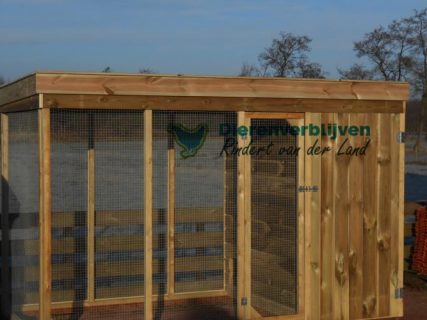 Groot kippenhok met dak schuin aflopend naar achteren.