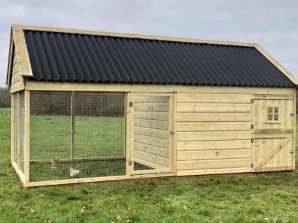 Houten kippenhok groot.