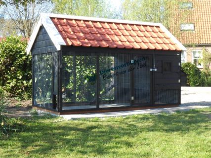 Landelijk lux houten kippenhok met dakpannen
