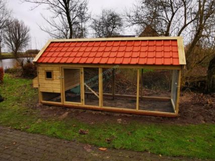 Groot kippenhok landelijk met dakpannen afmetingen circa 400 x 200 x 215 cm.