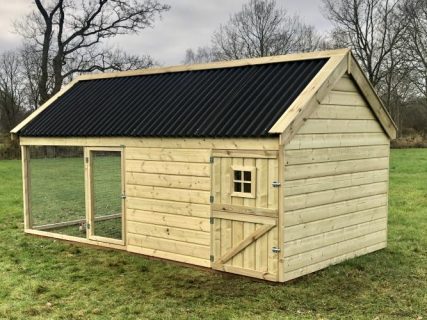 Boerendeur in nachhtok van kippenhok landelijk.