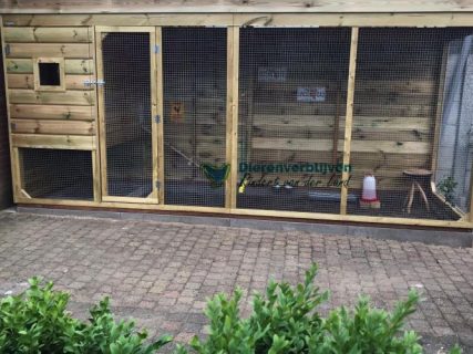 Hoog kippenhok afmetingen circa 400 x 150 x 180 cm.
