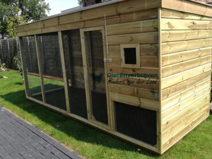 Groot kippenhok met ren en dak schuin aflopend naar achteren.