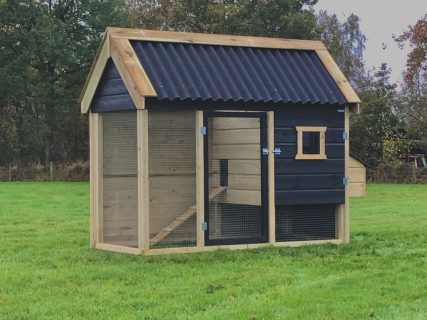 Kippenhok in makkelijk bouwpakket geleverd