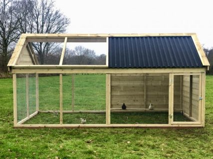 Kippenren overdekt met de achterkant en 1 zijkant dicht met hout.
