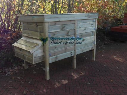 Groot nachthok op palen.