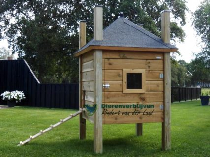 Hooiberg kippenhok met loopplank.