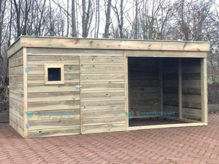 Schuilstal met nachthok voor geiten, schapen, varkens, kippen en loop eenden